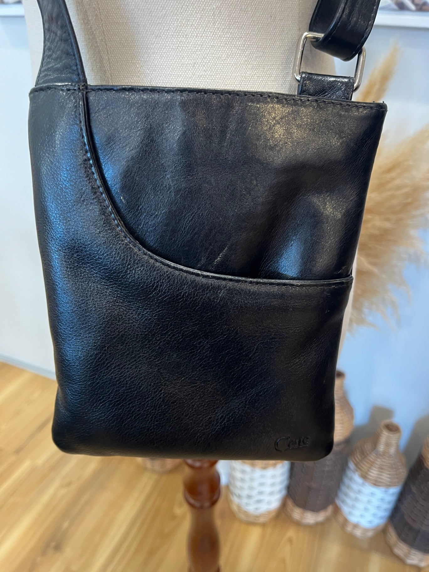 Carte Black Leather Crossbody Pouch Bag