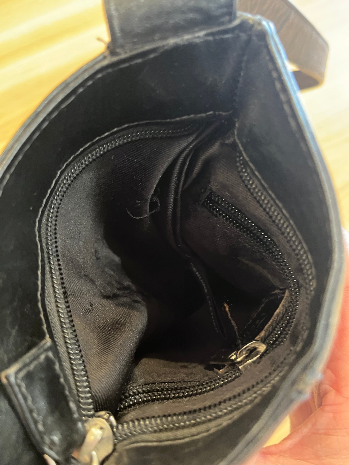 Carte Black Leather Crossbody Pouch Bag