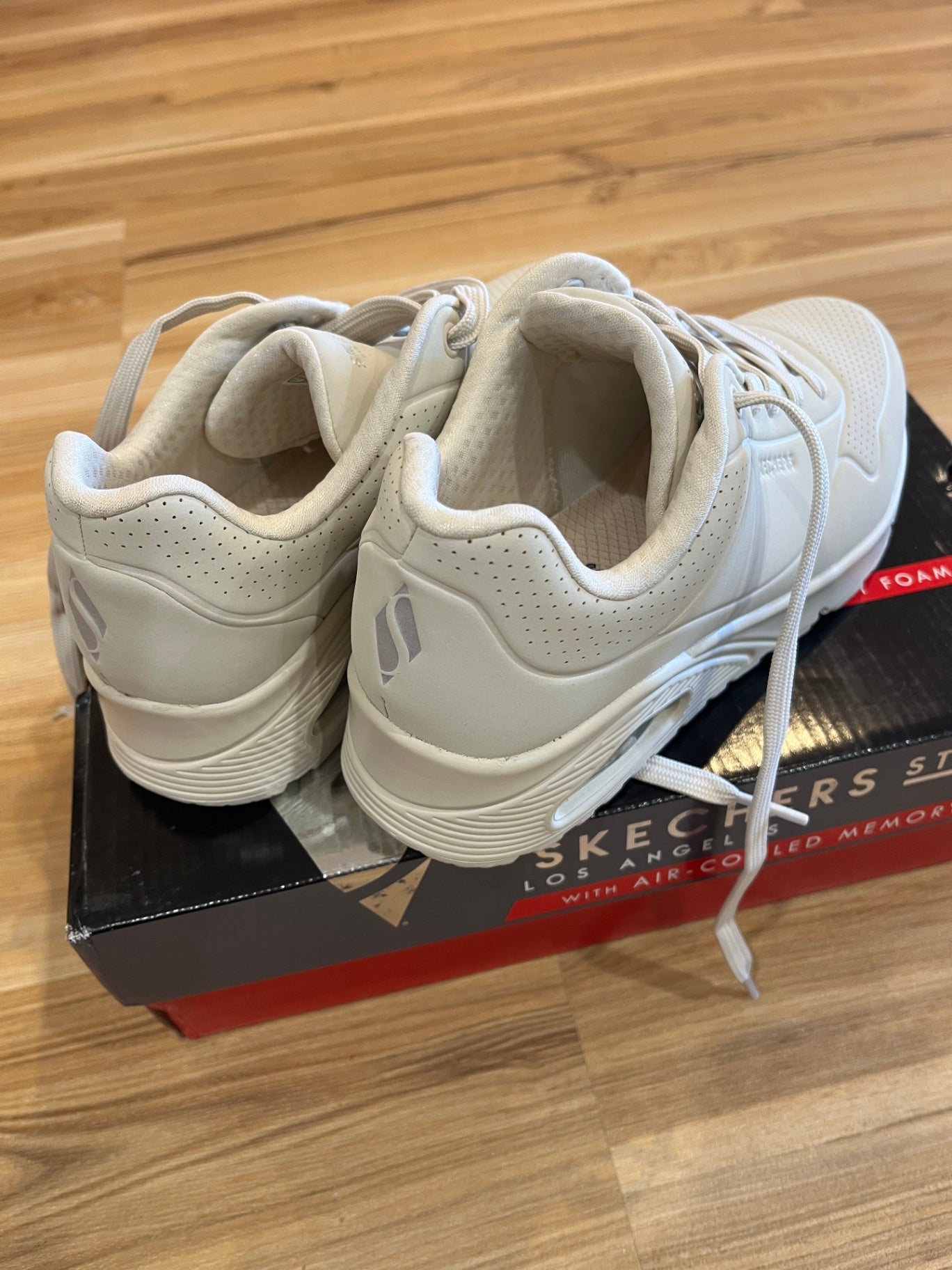 Skechers Stand On Air Cream Sneakers Size 7 – BNWOT