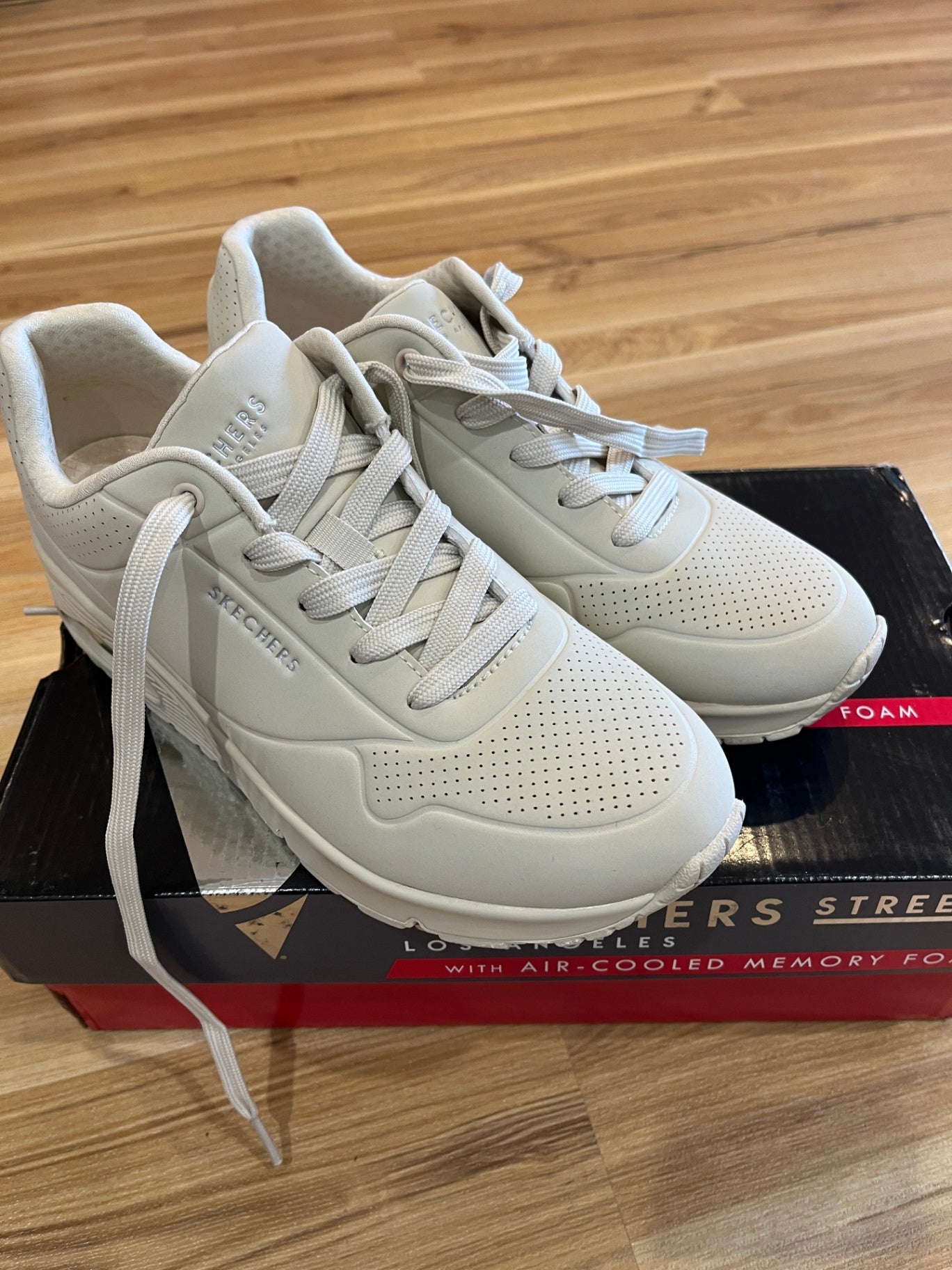 Skechers Stand On Air Cream Sneakers Size 7 – BNWOT