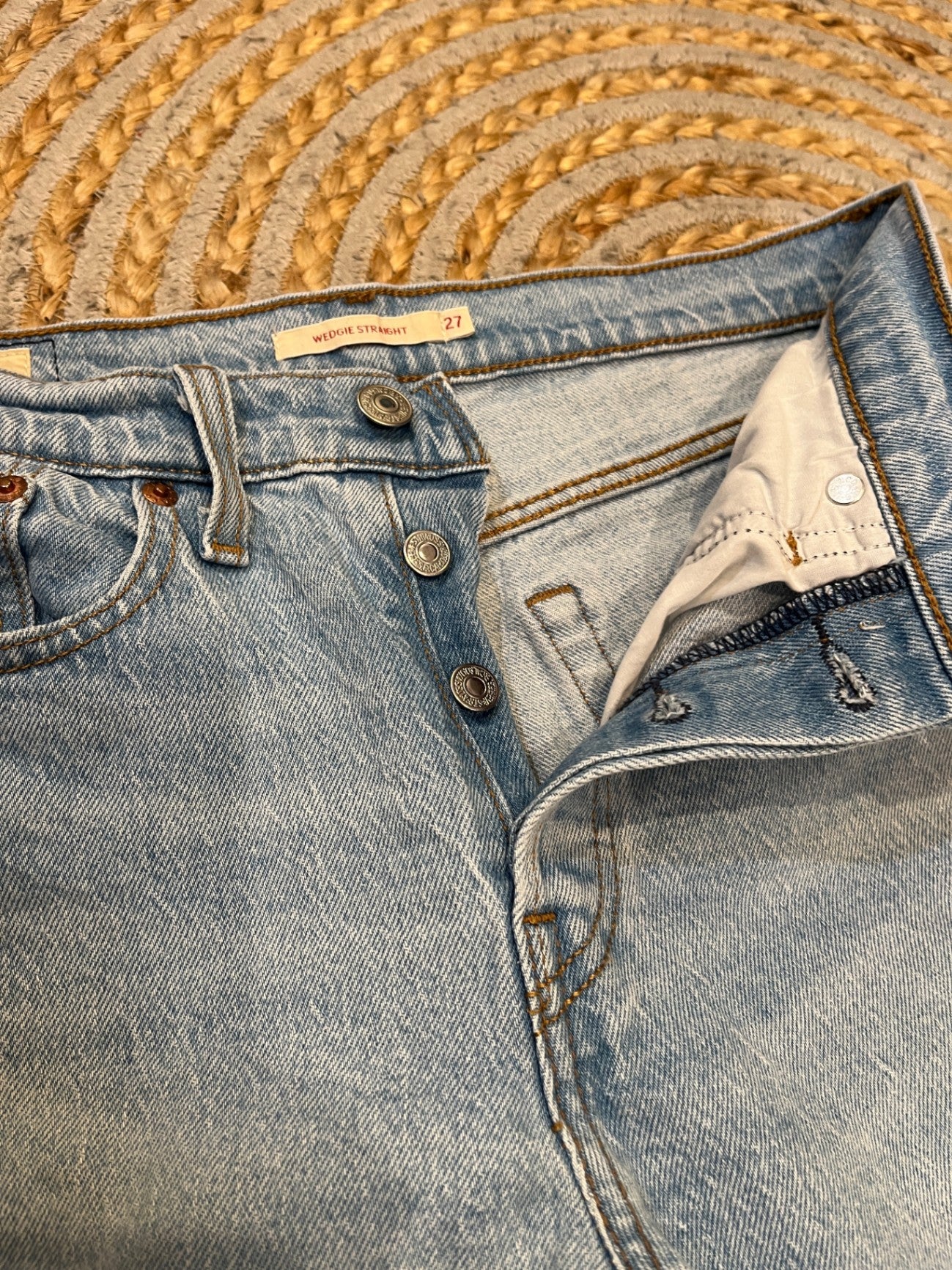 Levi’s Wedgie Straight Jeans — Light Blue, Size 27