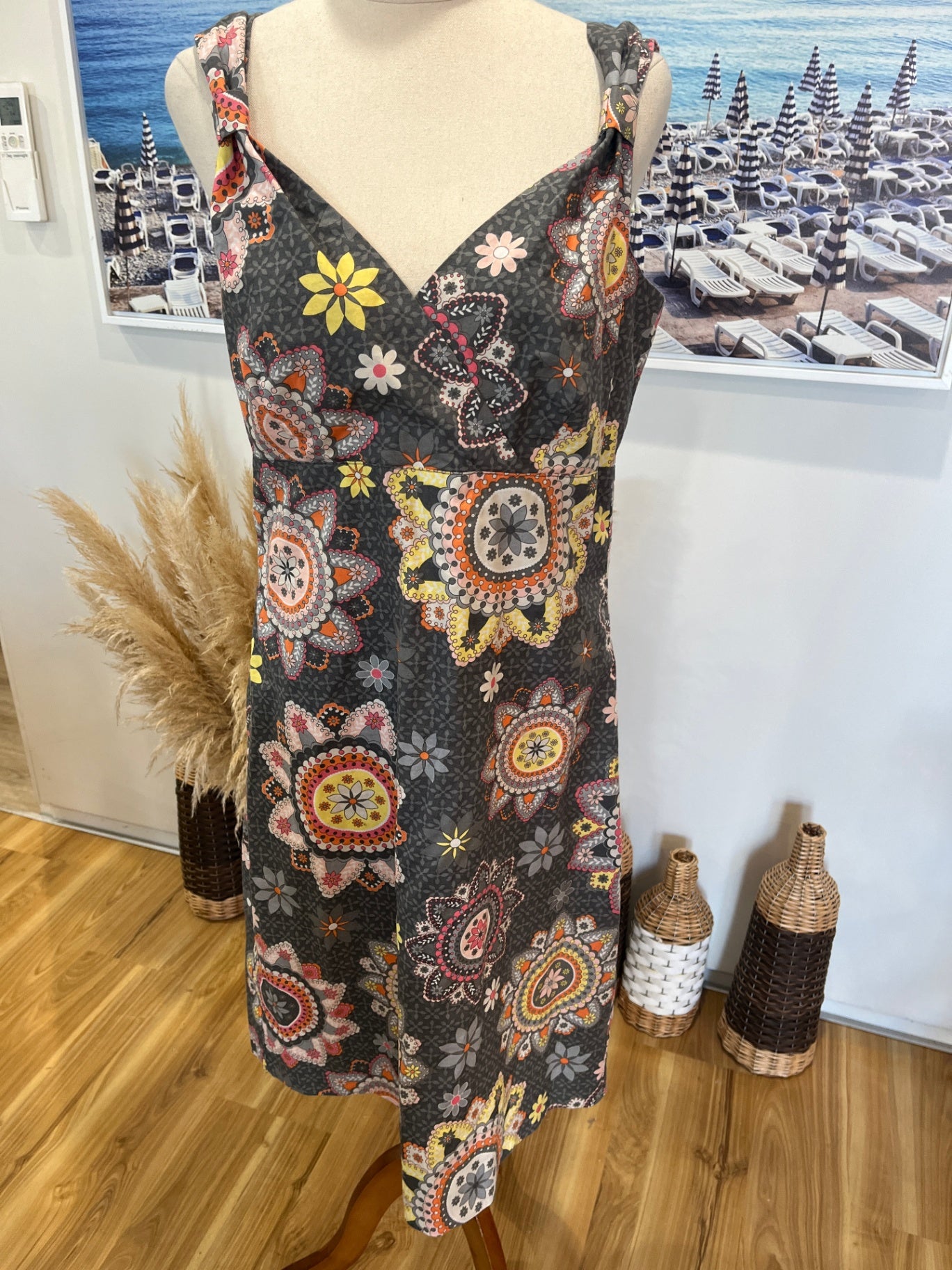 Vintage Heaven Knee-Length Dress — Size 12 Grey with Floral Print