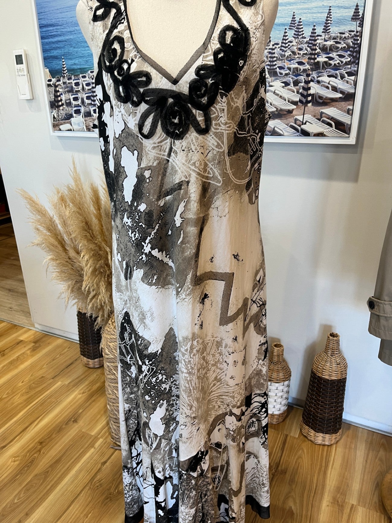 Gold V-Neck Sleeveless Maxi Dress – White, Black & Brown, Size Large