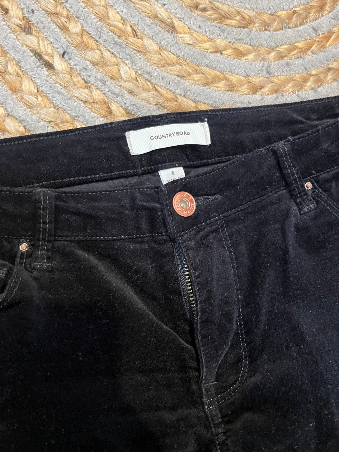 Country Road Velvet Black Jeans – Stylish & Eye-Catching, Size 6
