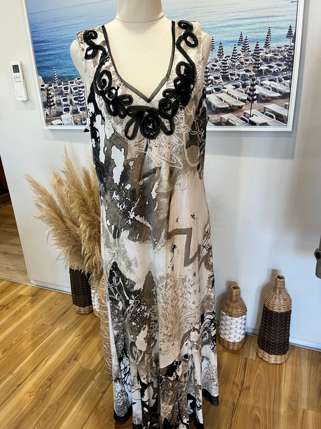 Gold V-Neck Sleeveless Maxi Dress – White, Black & Brown, Size Large