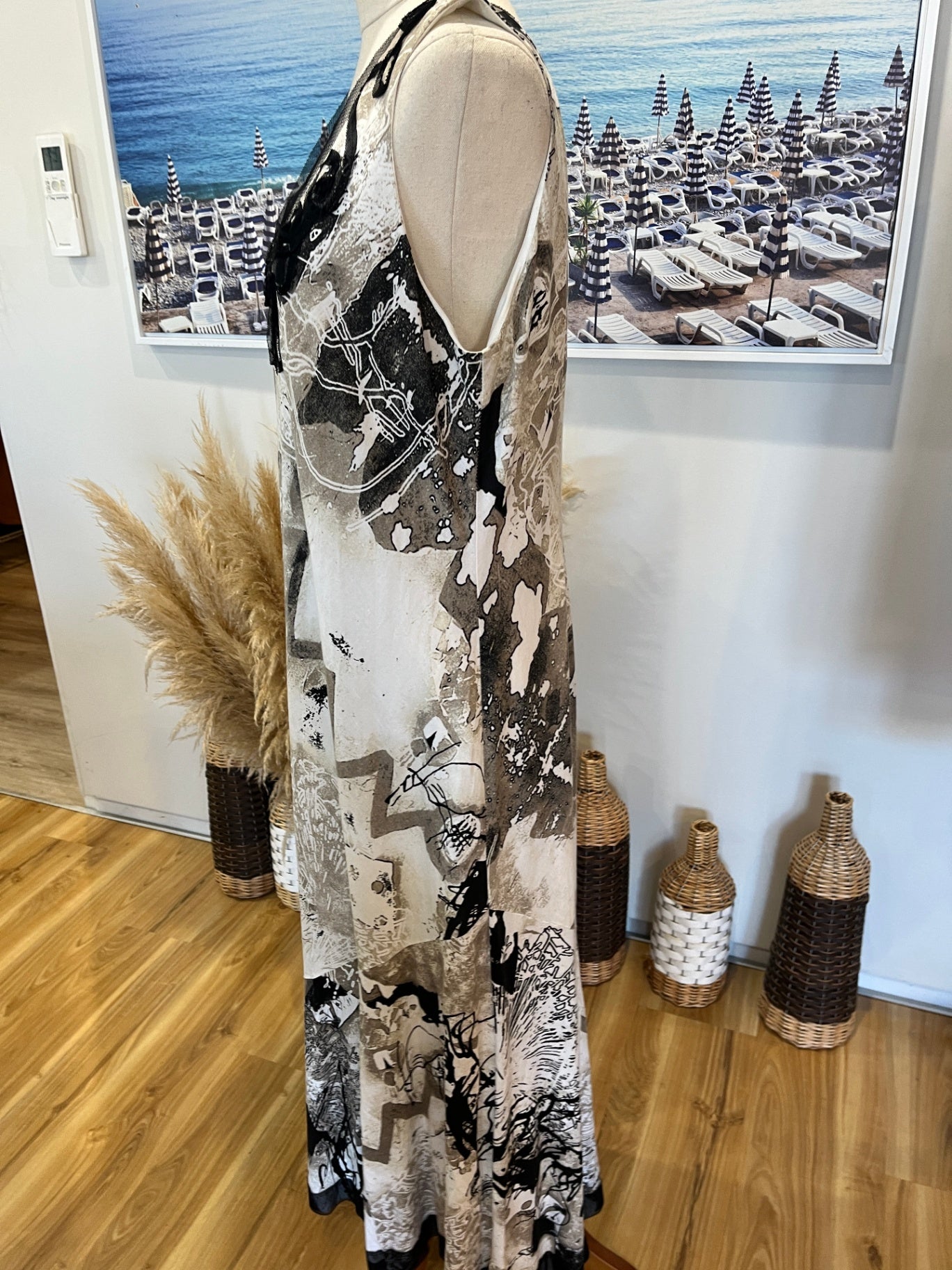 Gold V-Neck Sleeveless Maxi Dress – White, Black & Brown, Size Large