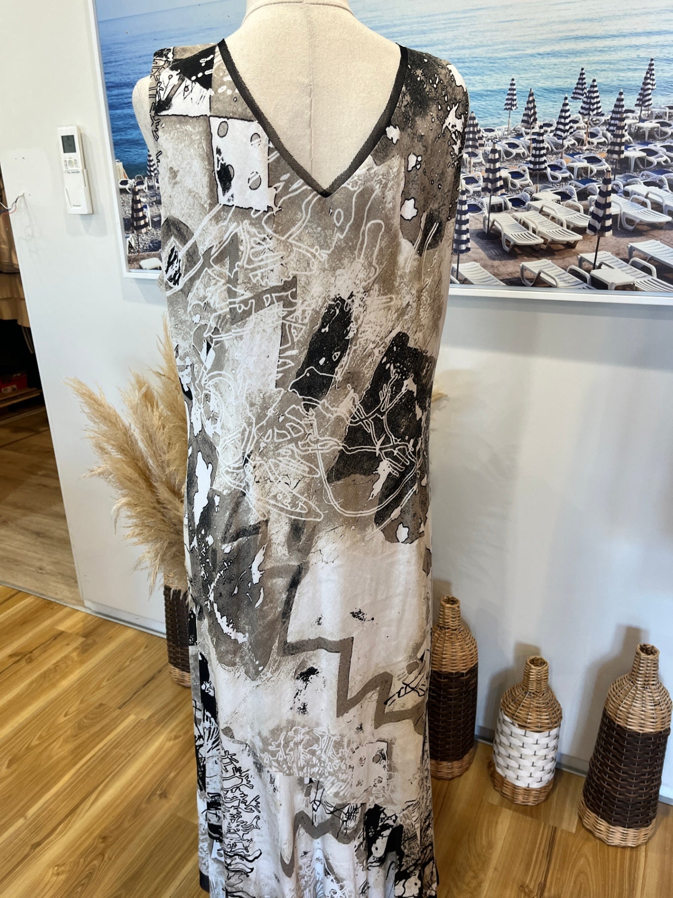 Gold V-Neck Sleeveless Maxi Dress – White, Black & Brown, Size Large