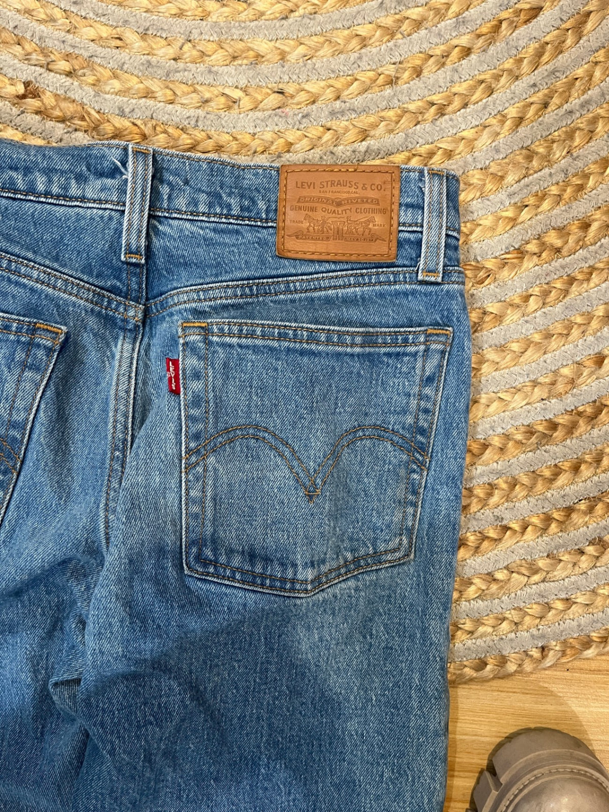 Levi’s Wedgie Straight Jeans – Mid Blue | Size 26
