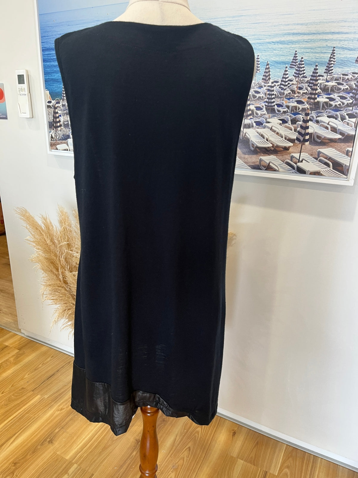 Victoria Street Merino Wool Black Tunic Size 16 – V-Neck | Shiny Contrast Detail
