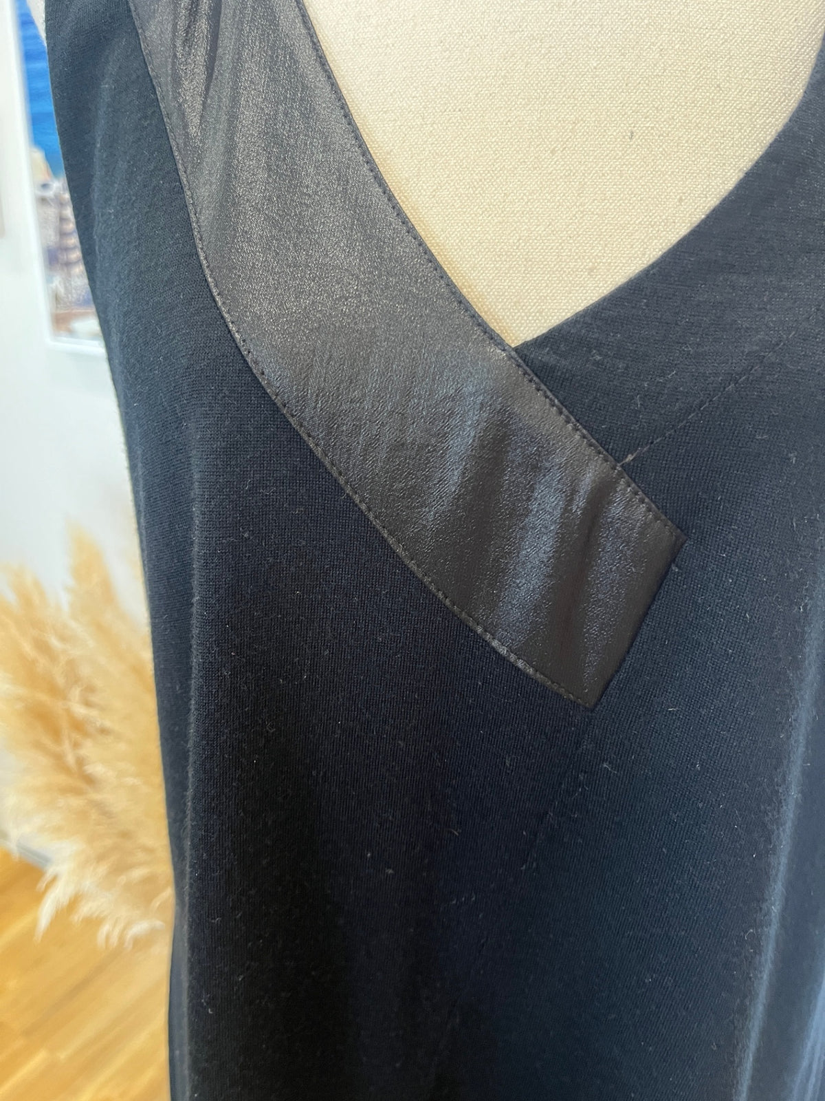 Victoria Street Merino Wool Black Tunic Size 16 – V-Neck | Shiny Contrast Detail