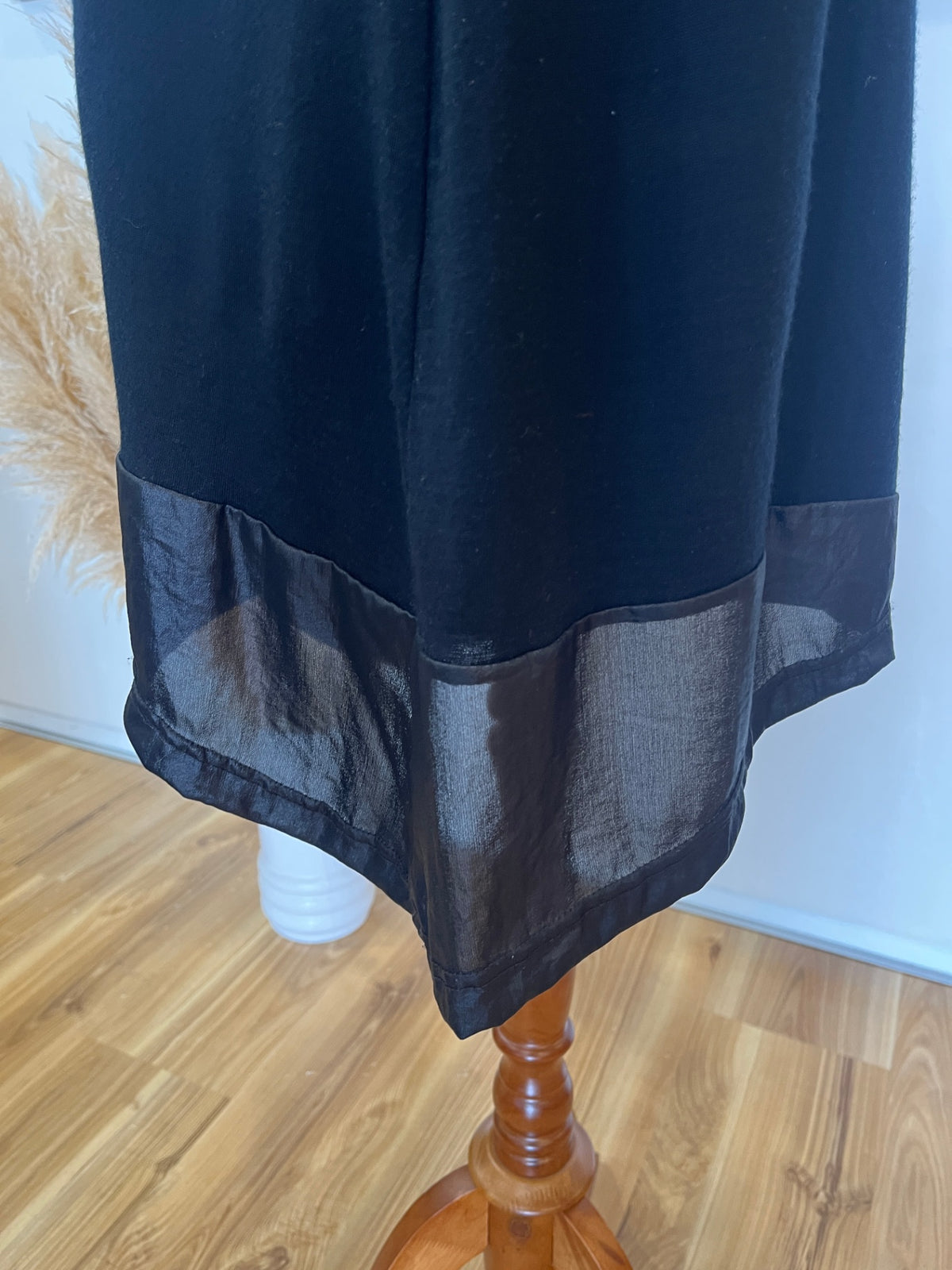 Victoria Street Merino Wool Black Tunic Size 16 – V-Neck | Shiny Contrast Detail