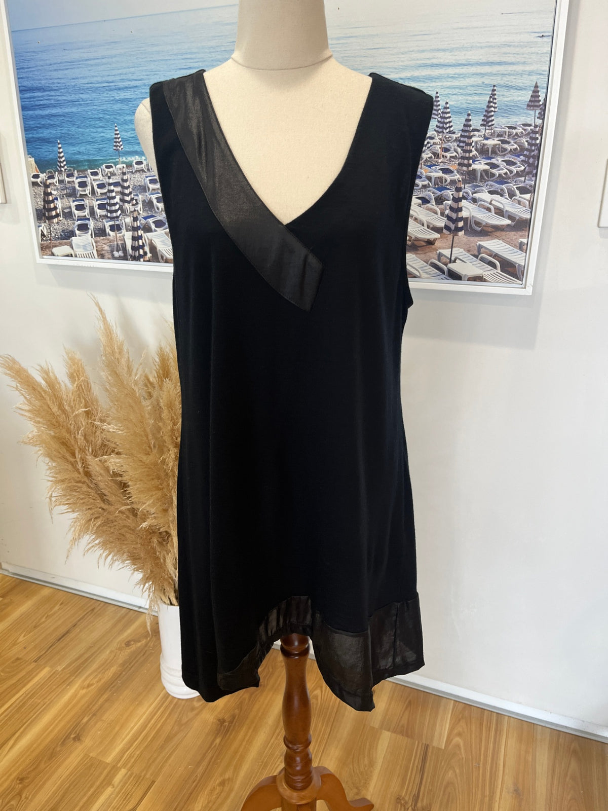 Victoria Street Merino Wool Black Tunic Size 16 – V-Neck | Shiny Contrast Detail