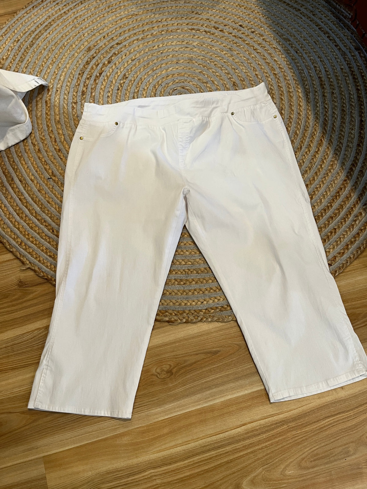 Taking Shape White Stretch Capri Pants – Size 24